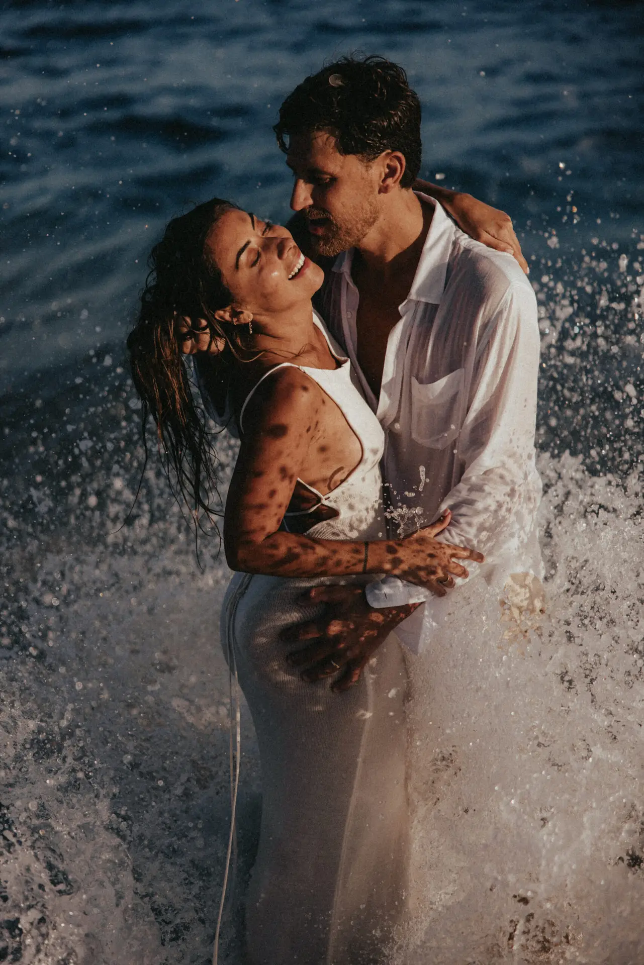 Couple hugging at the beach photo taken by Ximena Zermeño Global Luxury Destination Wedding Photographer, ximenazermeno.com