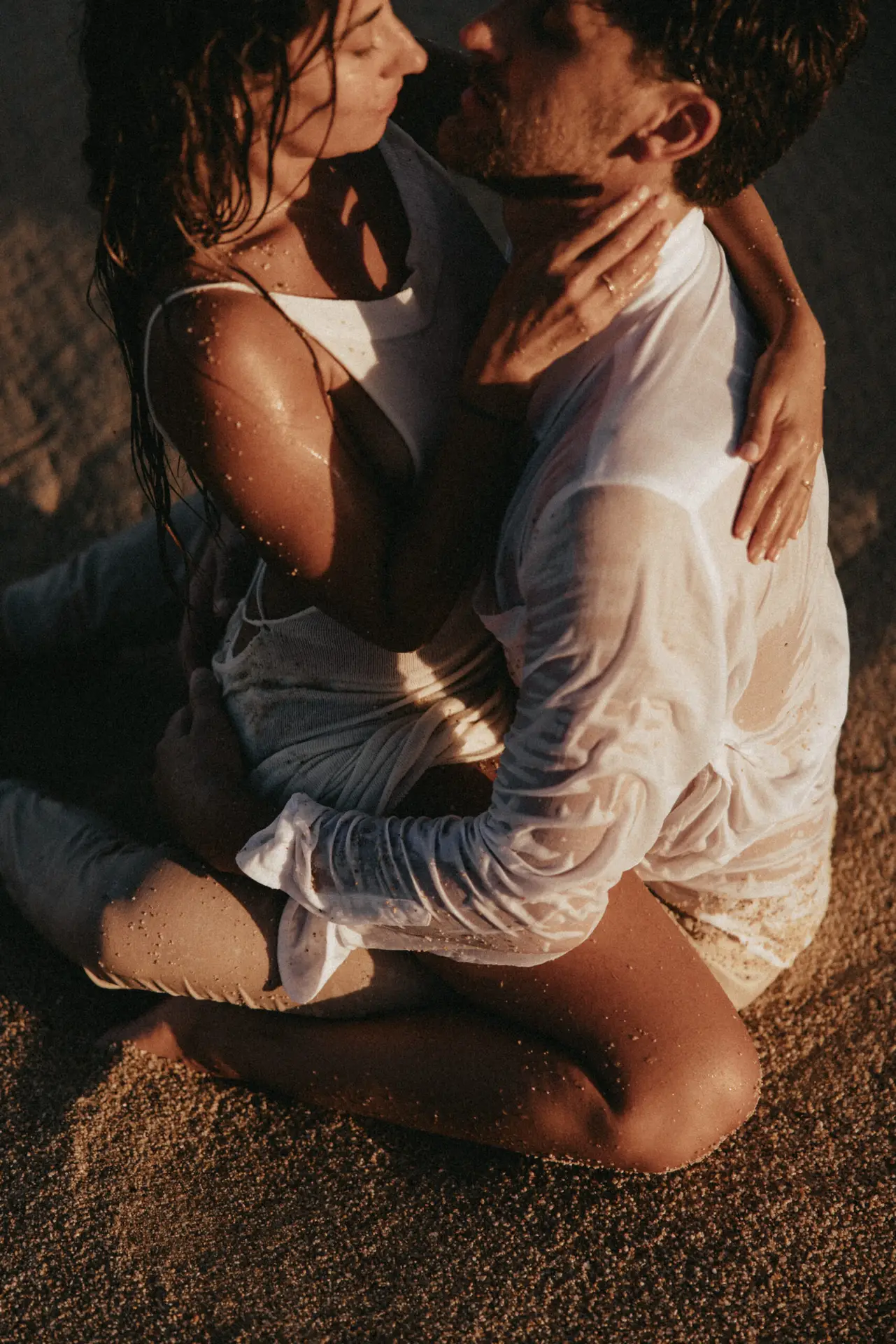 Couple kissing at the beach photo taken by Ximena Zermeño Global Luxury Destination Wedding Photographer, ximenazermeno.com