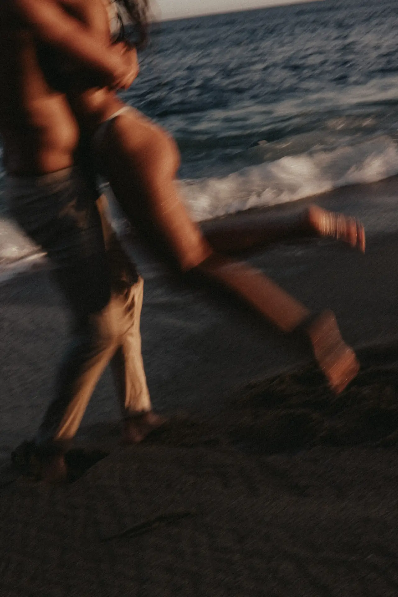 Couple in love at the beach photo taken by Ximena Zermeño Global Luxury Destination Wedding Photographer, ximenazermeno.com